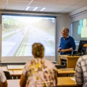 Elever og underviser til undervisningstime i generhverv af kørekort