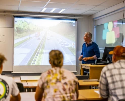 Elever og underviser til undervisningstime i generhverv af kørekort