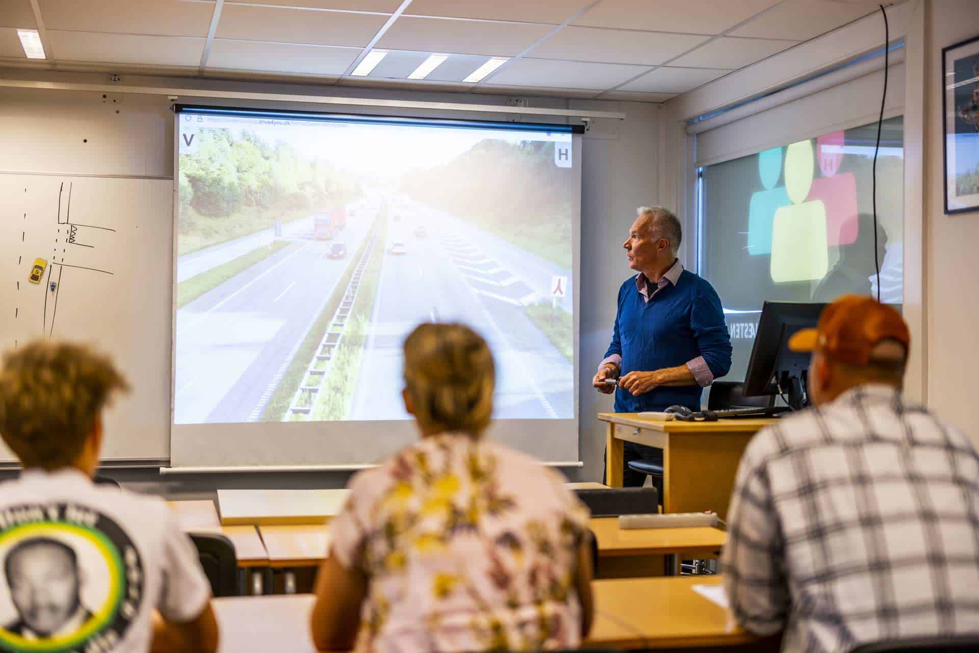 Elever og underviser til undervisningstime i generhverv af kørekort