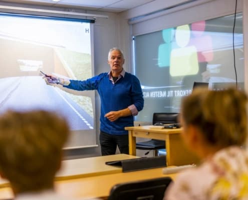 Underviser fra Drive Trafikskole i færd med at undervise