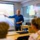 Underviser fra Drive Trafikskole i færd med at undervise