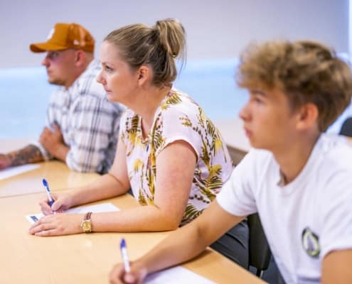 3 elever til teoriprøve fra Drive Trafikskole