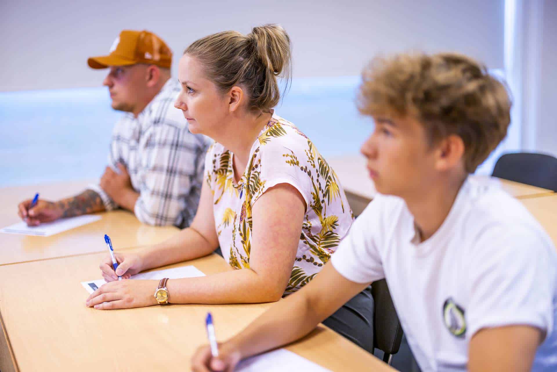 Drivetrafik-galleri-30 3 elever til teoriprøve fra Drive Trafikskole